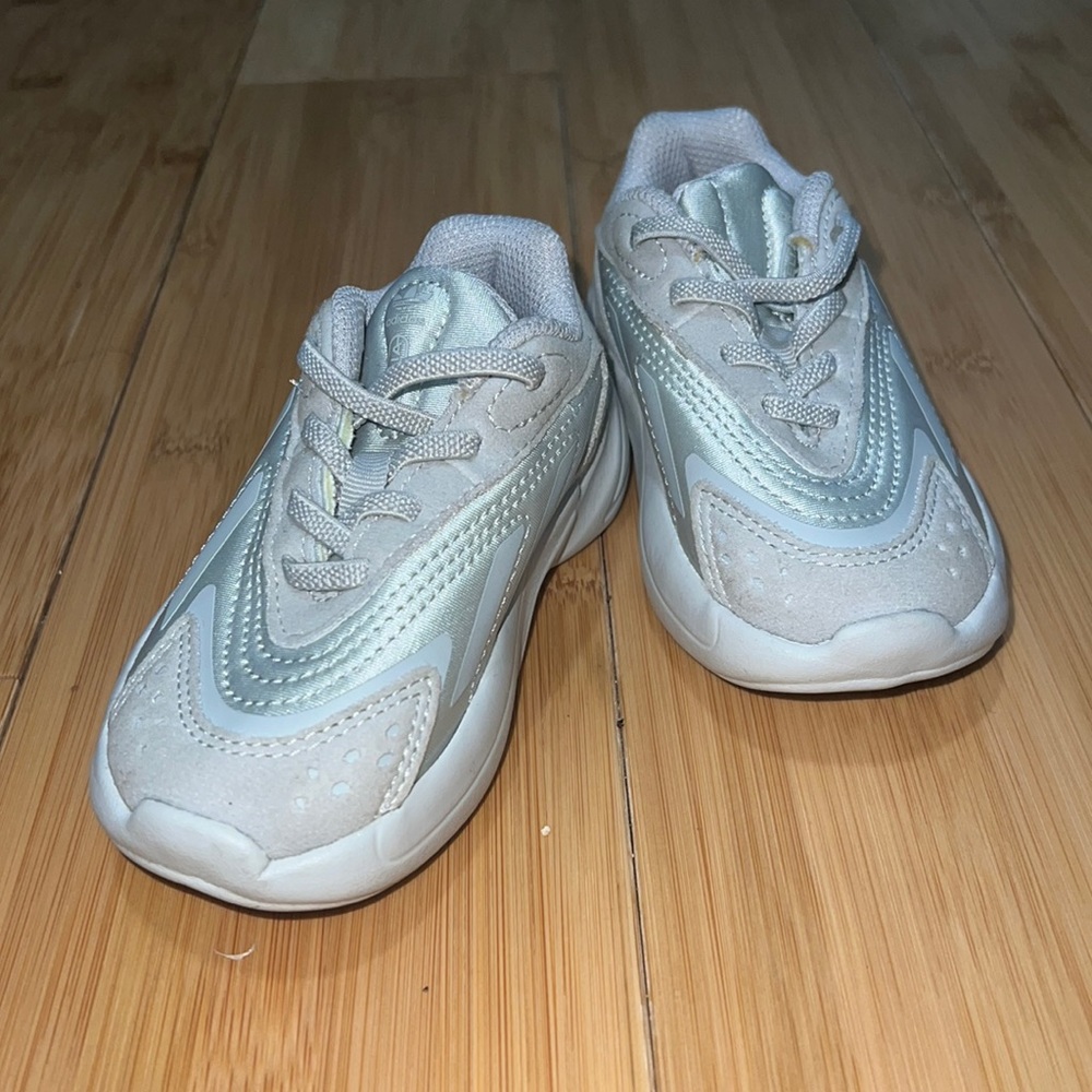 Adidas’s kids heather gray low top suede sneakers
